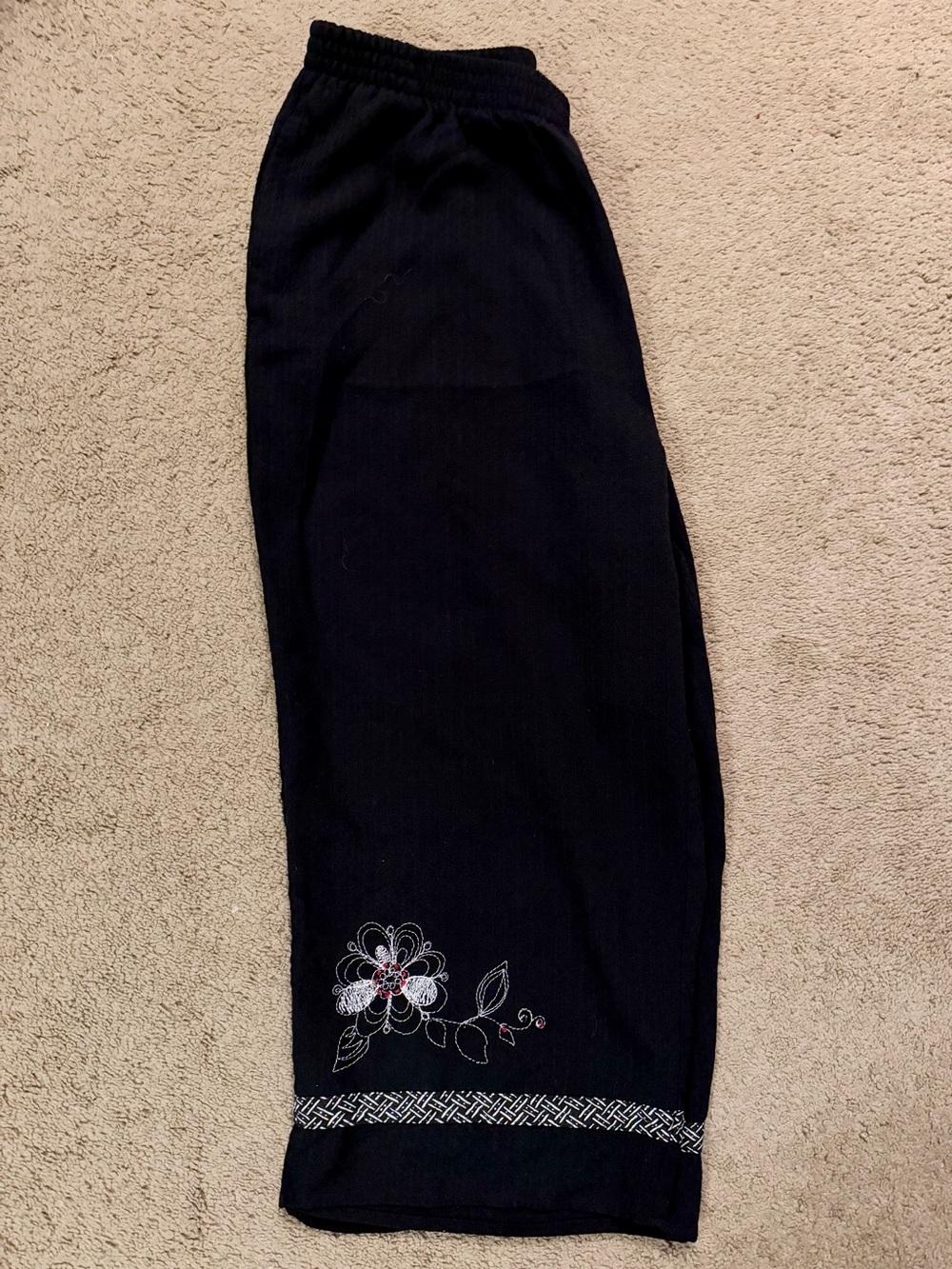 Koret Black Capri Pants with Floral Embroidery